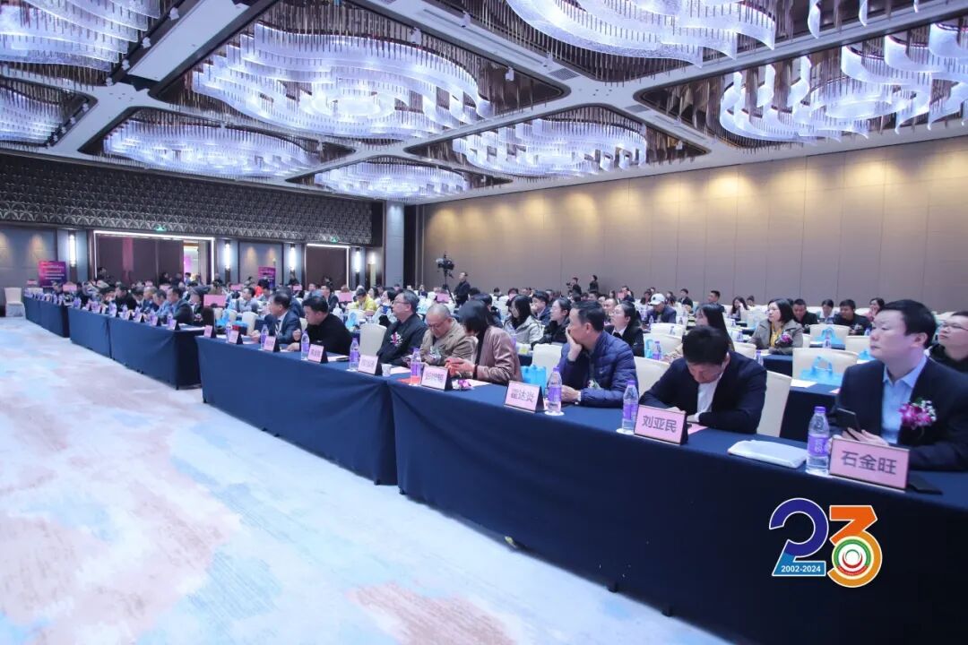 荣耀见证｜鹰牌陶瓷荣获“2024年度十大建陶明星企业”(图1)