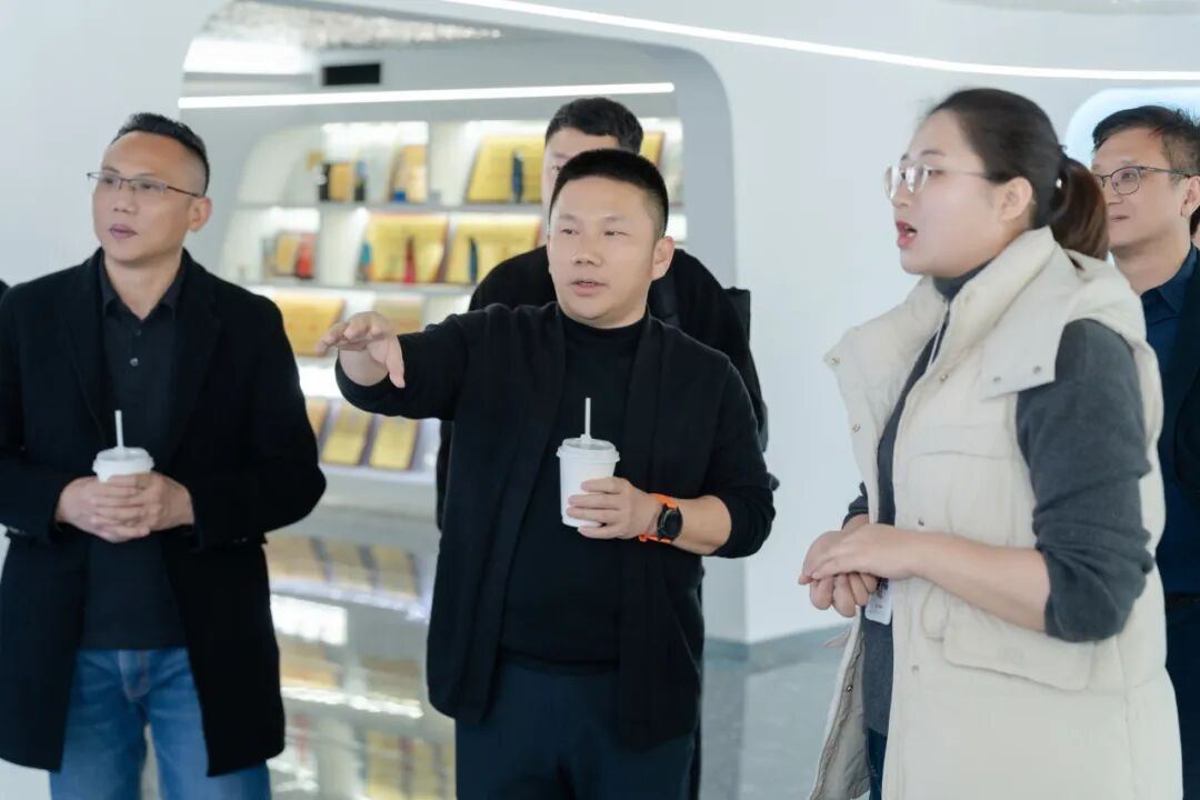 交流互进 共谋发展｜鹰牌集团赴千思装饰考察交流，共话行业发展新趋势(图9)