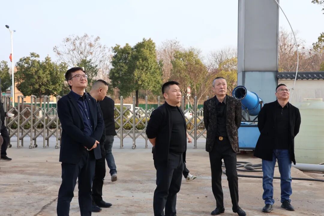 交流互进 共谋发展｜鹰牌集团赴千思装饰考察交流，共话行业发展新趋势(图1)