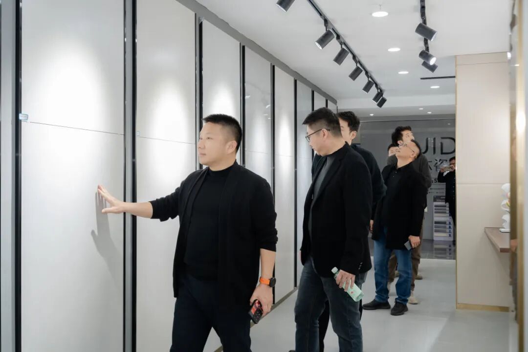 交流互进 共谋发展｜鹰牌集团赴千思装饰考察交流，共话行业发展新趋势(图11)