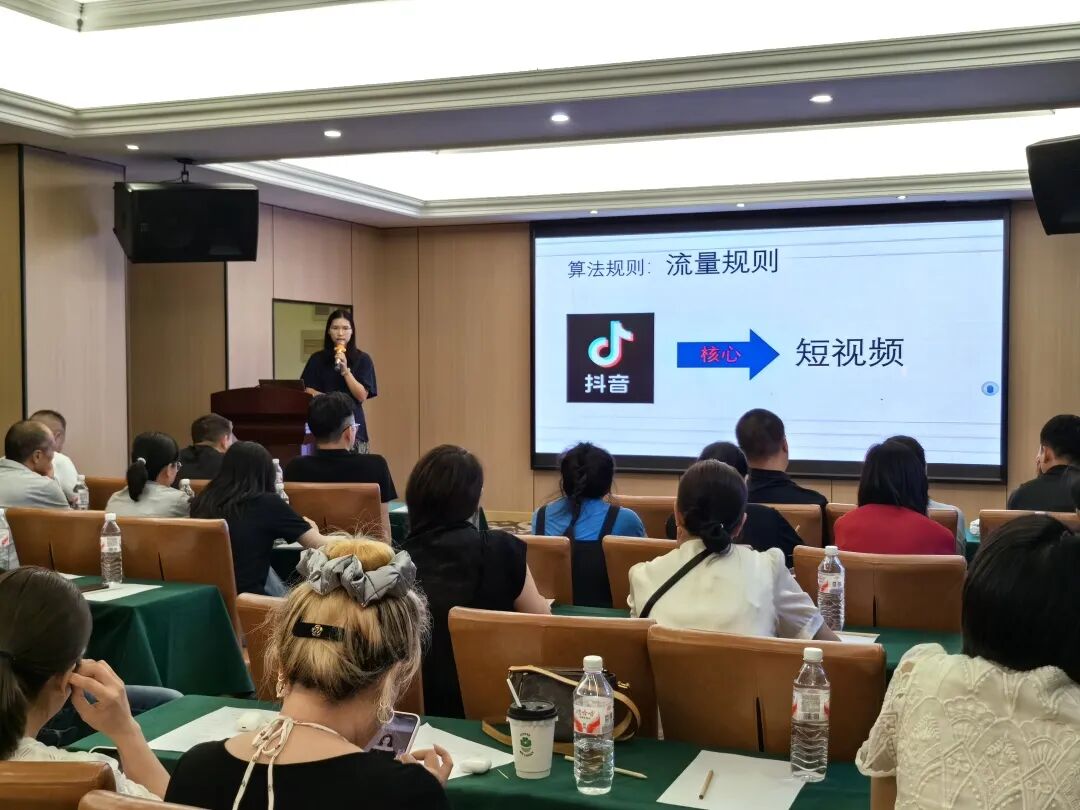 终端赋能 聚力增长|鹰牌陶瓷华东二区2025年区域营销会议顺利举办!(图17) 终端赋能 聚力增长|鹰牌陶瓷华东二区2025年区域营销会议顺利举办!(图17)