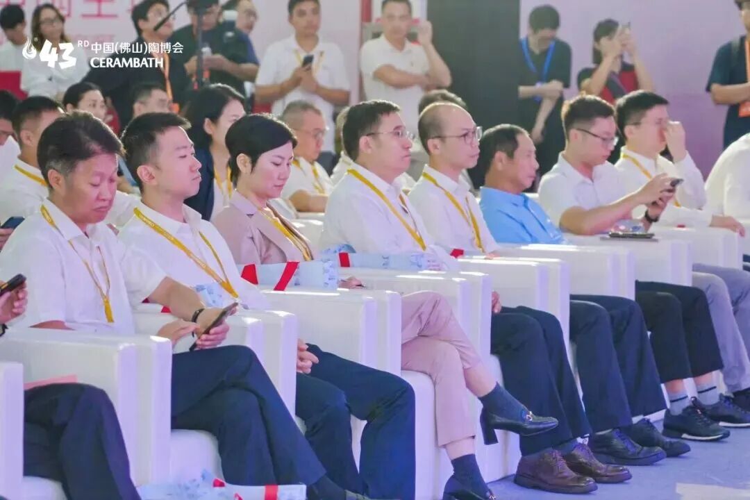 荣誉加冕|鹰牌陶瓷荣获2025年度陶瓷行业领军品牌大奖(图2) 荣誉加冕|鹰牌陶瓷荣获2025年度陶瓷行业领军品牌大奖(图2)